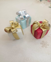 фигурка из шоколадной глазури "Подарок" 4,5 см в ассортименте