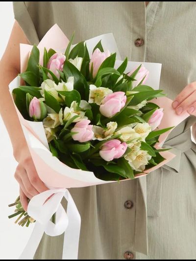 Букет из тюльпанов с альстромерией