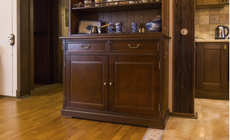 Буфет открытый с полками и балюстрадой.