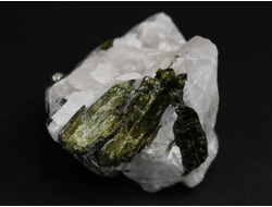 Турмалин зеленый на кварце, Бразилия (26*21*17 мм, 10,7 г) №36190
