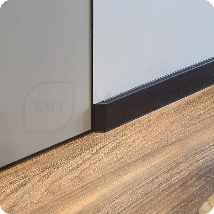 Экологичный выбор: установка черного плинтуса Dollken Cubu Flex Life 80 с сертификатом Greenguard Gold.