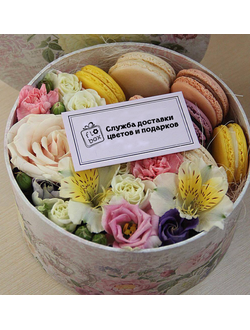 Круглая коробочка с макаронс и цветами