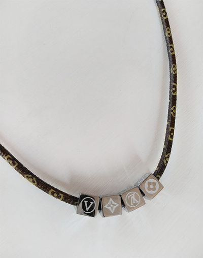 (АРТИКУЛ: 9663/53) КОЛЬЕ ЖЕНСКОЕ , ТЕМНО-КОРИЧНЕВЫЙ ШНУРОК, МЕТАЛЛИЧЕСКИЕ ПОДВЕСКИ