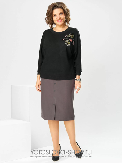 Женский 2-х предметный костюм, состоящий из  черного джемпера и юбки серого цвета