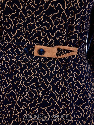 Женское трикотажное платье прямого силуэта в синем цвете