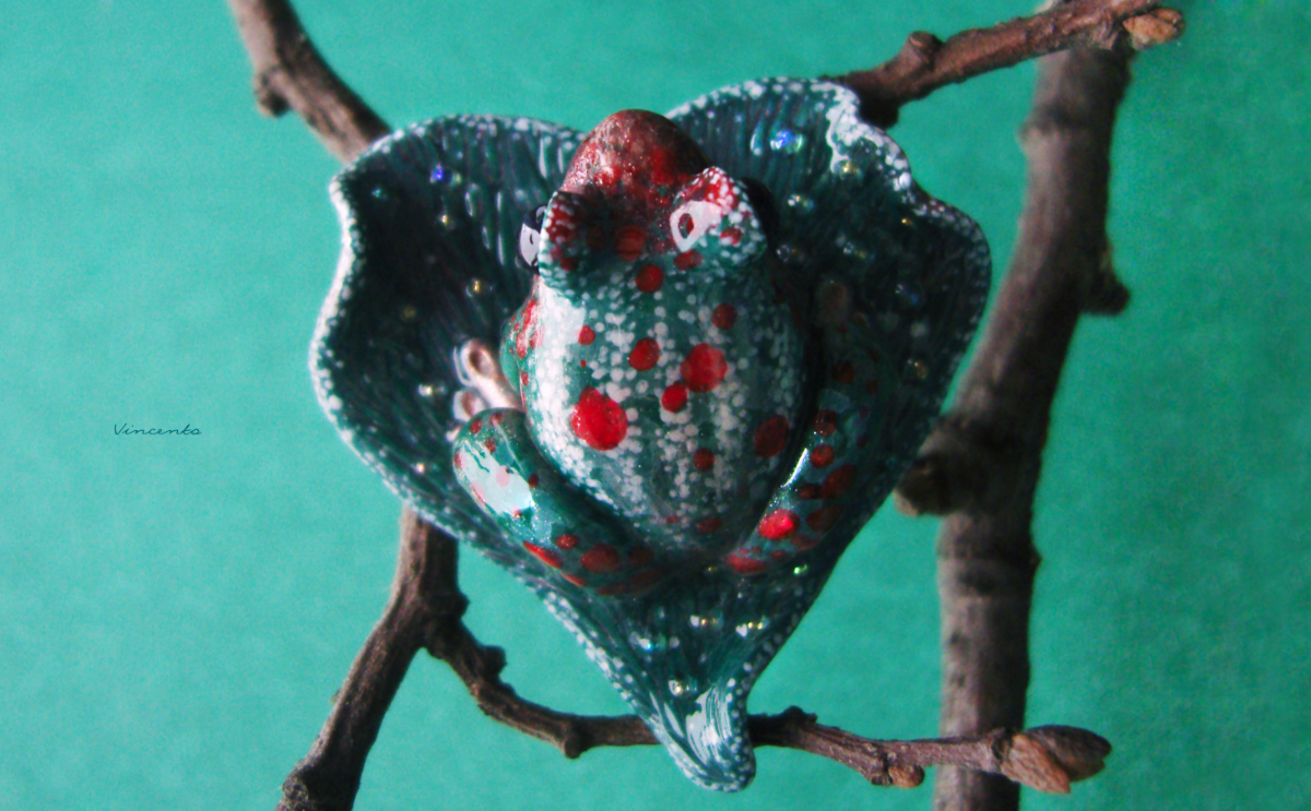 Необычная брошь с лягушкой на листе-сердечке (подарок на день Всех Влюблённых)