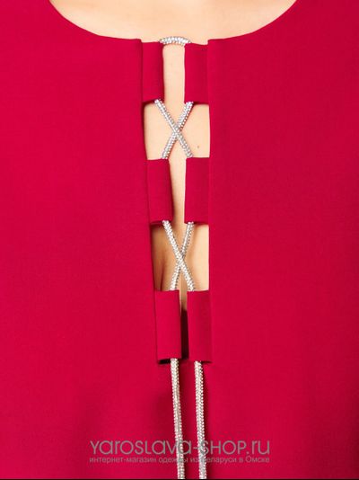 Платье полуприлегающего силуэта, с фигурным вырезом в красном цвете