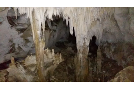 Арка из сталагмитов со сталактитовым занавесом, пещера Таврская
