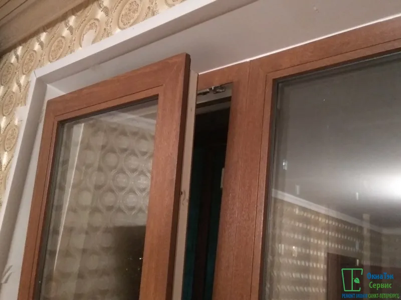 Откинутая дверь балконного блока