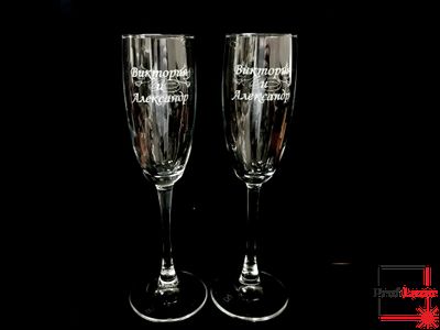 Свадебные фужеры с гравировкой в деревянной подарочной коробке