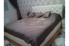 Покрывало и подушки на кровать.