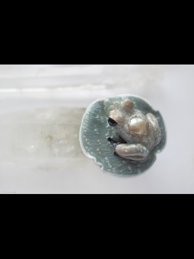 Коллекционное кольцо с лягушкой и жемчужиной "Капель в туманном саду"