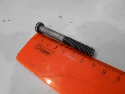 Болт М 8 для крепления левой крышки двигателя Ява