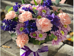 Гиацынты с гвоздикой в коробке "Bubble gum"