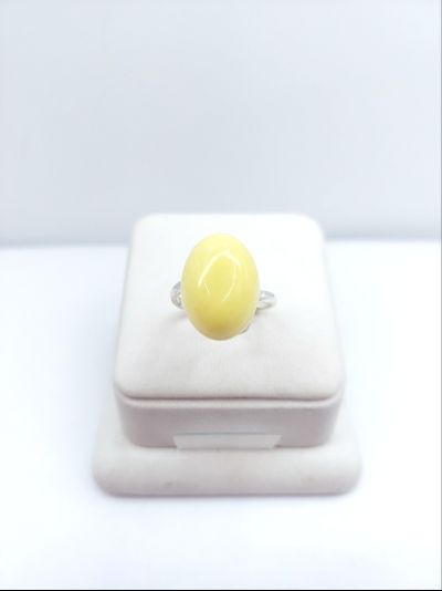 Кольцо без оправы с белым янтарем