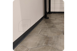 Практичное решение для вашего дома
Пошаговая установка черного плинтуса Dollken WLK 50. Самоклеющаяся основа исключает необходимость в сложных инструментах и специальных навыках.