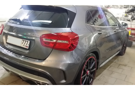 Придаем индивидуальности Mercedes-Benz GLA 45 AMG справа.