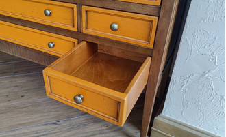 Комод с 9 ящиками на высоких ножках.