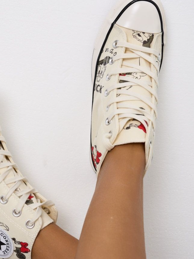 Белые кеды Converse Mickey Mouse оригинал на ногах фото