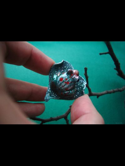 "Сердце Изумрудного леса", брошь с лягушкой (скульптурная миниатюра)