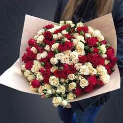 Классический букет из 51 кустовой розы микс