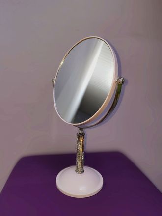 Зеркало с мерцающей ножкой