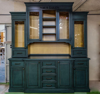 Буфет с разными высотами и глубинами.