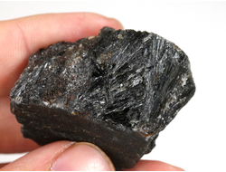 Нуумит (жедрит-антофиллит), необработанный образец, Гренландия (43*32*22 мм, 40 г) №29925