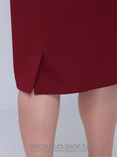 Платье прямое приталенное бордового цвета смотрится как костюм