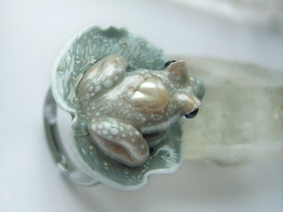 Коллекционное кольцо с лягушкой и жемчужиной "Капель в туманном саду"