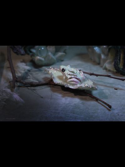 &quot;Принцесса Льдистого Сада, Селадон&quot;, коллекционная мини-брошь с лягушкой