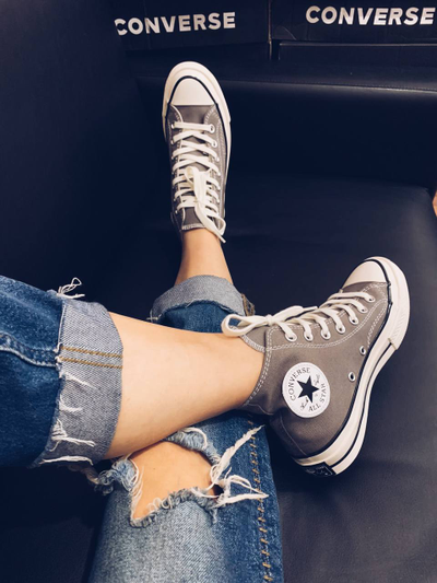 С чем носить кеды Конверс серые 164946C фото