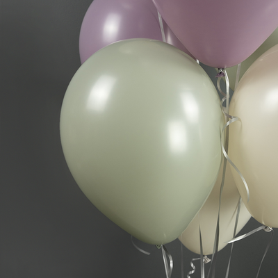 Живое фото воздушного шарика цвета лавровый лист пастель