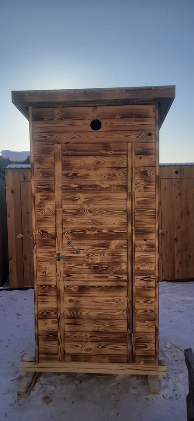 Туалет Садовый (из вагонки, обожжённый, квадратный, с сиденьем, кровля  Шоколад)