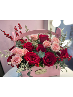 Композиция из красных и розовых роз в ящике