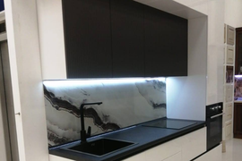 Кухня индиго с антресолями