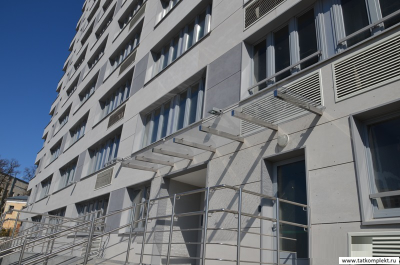 Стеклянный козырек на нержавеющих выносных кронштейнах