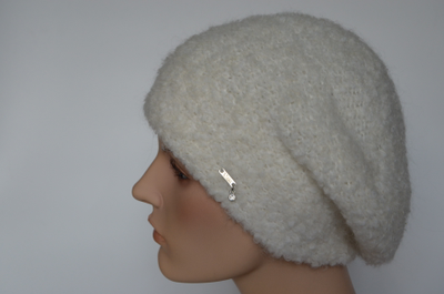 Вязаный лохматый берет белого цвета  для женщин Vizio Италия 6957