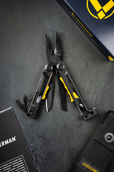 Leatherman Signal black с чехлом на кнопке