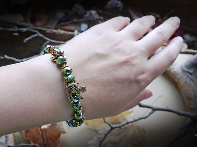 "Солнце и кошка в саду", браслет-талисман с кристаллами и цветами