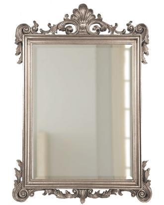 Зеркало в серебряной классической раме с цветочным орнаментом.