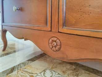 Журнальный стол со стеклянной столешницей.