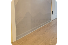 Нейтральное совершенство: монтаж светло-серого плинтуса Dollken S60 создает идеальный нейтральный акцент, гармонично вписывающийся в любой интерьер и не перегружающий пространство.