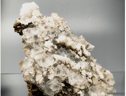 Флюорит, друза октаэдрических, оптических кристаллов, кальцит, кварц.