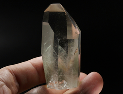 Кварц горный хрусталь с фантомами и хлоритом, кристалл полированный, Бразилия (58*30*27 мм, 68 г) №36861