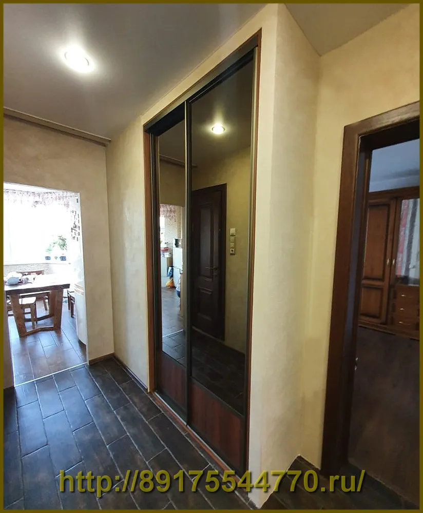 002 Встроенный шкаф-купе в прихожей.
Вставки дверей:
- Зеркало бронза
- ЛДСП Egger, H3704 Орех Аида табак, ST15

