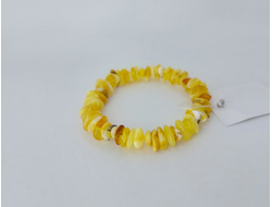Браслет на резинке из белого янтаря