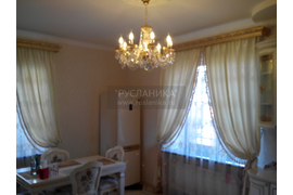 Тюль с бахромой в кухне.