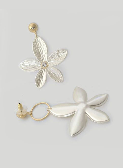 (АРТИКУЛ: 7403/51) СЕРЬГИ ЖЕНСКИЕ, АССИМЕТРИЧНЫЕ, КРУПНЫЕ "ЦВЕТЫ",  МЕТАЛЛ ЦВЕТ "ЗОЛОТО", БЕЛЫЕ ЖЕМЧУЖНЫЕ, С  ПРОЗРАЧНЫМИ КРИСТАЛЛАМИ В СЕРЕДИНЕ