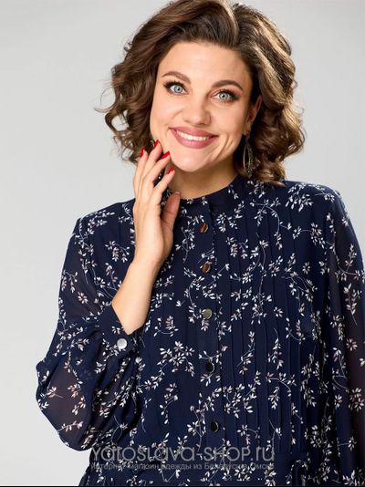 Женское шифоновое платье с цветочным принтом на синем фоне